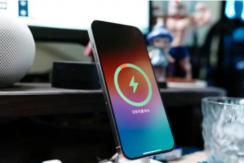 微山苹果15换屏服务分享用什么充电器给iPhone15充电更好 